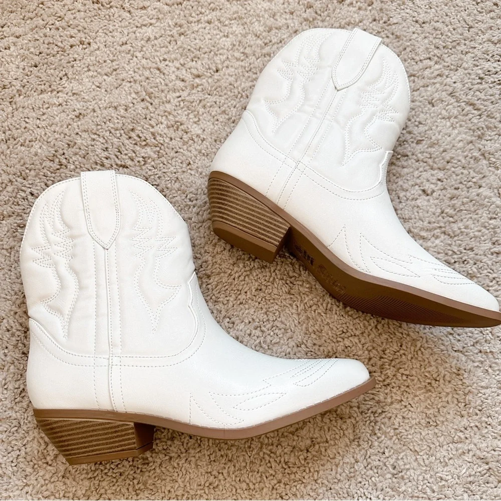 NWOT White Ankle Cowgirl Boots Pointed Toe Size 11 - Picture 3 of 6